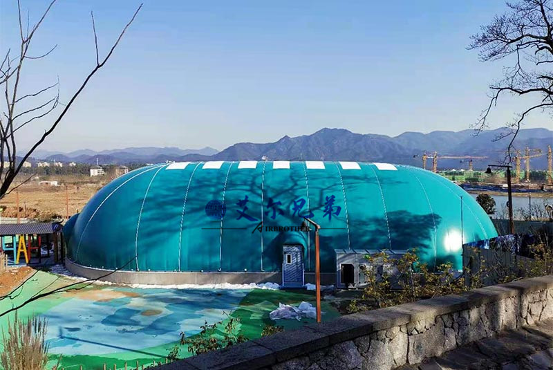 為保證結(jié)構(gòu)的安全性，氣膜建筑應具備什么樣的特點？