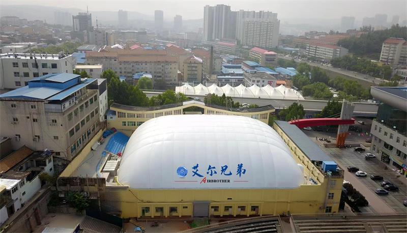 不受場(chǎng)地限制，可以在樓頂上建設(shè)的充氣體育館